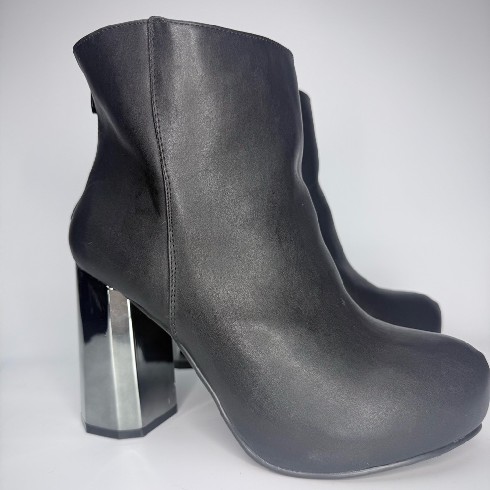 Torrid Women’s Size 10W Black Ankle Booties Wide Metallic Block Heel Side Zip